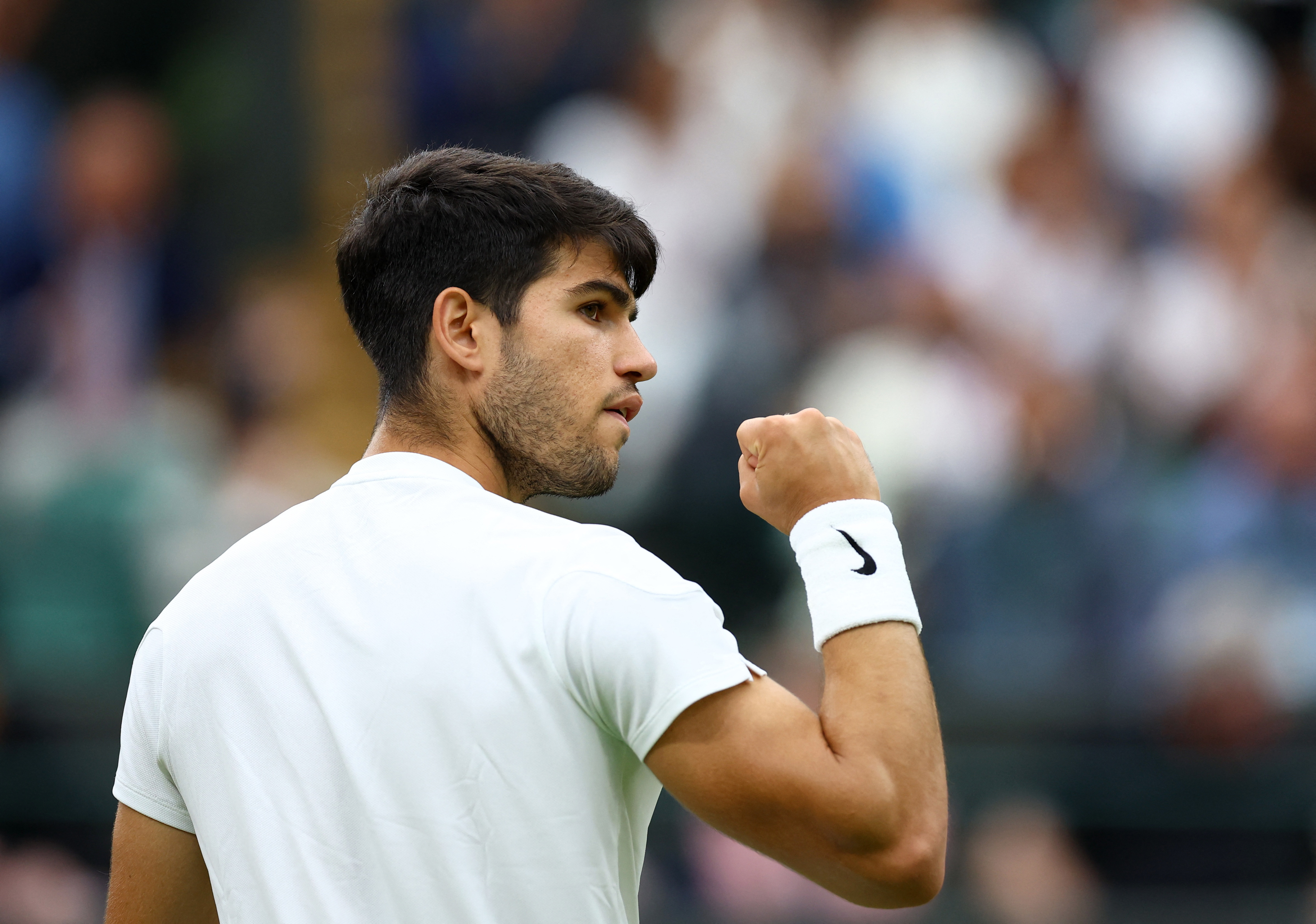 Wimbledon : Alcaraz lâche un set, mais ne tremble pas contre Paul pour rejoindre les demi-finales