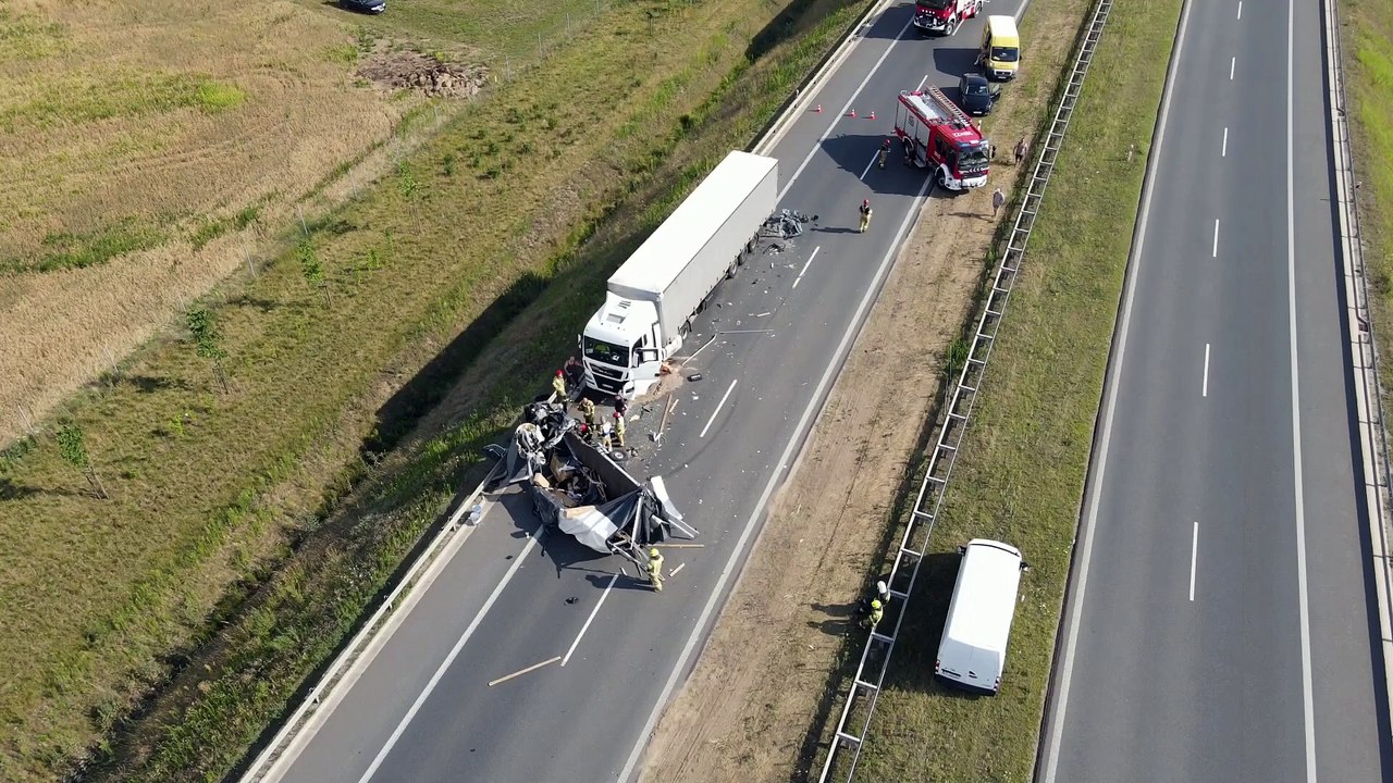 Zdrzenie ciężarówki i busa na S5 koło Leszna