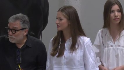 La princesa Leonor y la infanta Sofía visitan el taller del escultor Jaume Plensa.