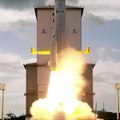 Première partie réussie avec succès pour la fusée Ariane 6 qui décollé de la station spatiale de Kourou. Elle doit à présent mettre plusieurs satellites en orbite.#ariane6 #kourou #fusee #décollage #satellites