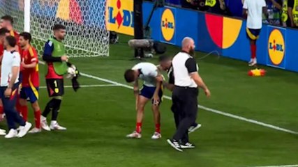 Morata si fa male per colpa dello... steward: guarda che scivolata!
