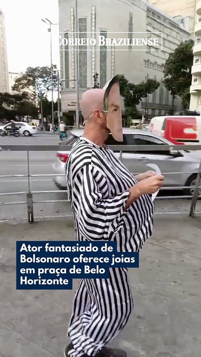ATOR FANTASIADO DE BOLSONARO OFERECE JOIAS EM PRAÇA DE BELO HORIZONTE