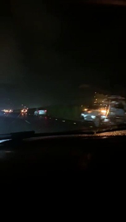Buraco na rodovia ﻿AAL 405 causa estrago em carros