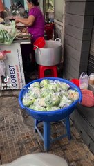 Quán bún bò huế ngay ngã tư kênh Tân Hoá và Lê Trọng Tấn