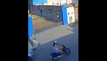 Motociclista se estrella en contra de un auto por mirar su celular mientras conducía