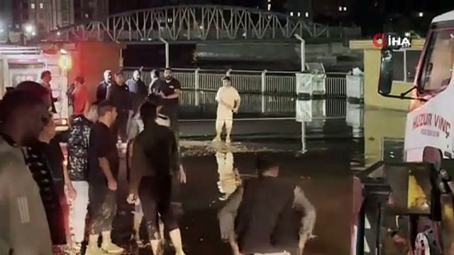 Sağanak yağış tekne kafede kabusu yaşattı