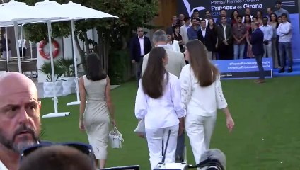 La reina Letizia resuelve con naturalidad el lapsus que ha sufrido en pleno posado