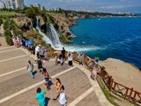 Sıcak havadan bunalanlar Antalya’nın turistik cazibesinde serinliyor!