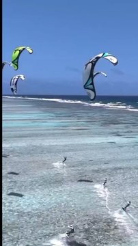 SESSION kitesurf à côté de la plage Los Roques au Vénézuela