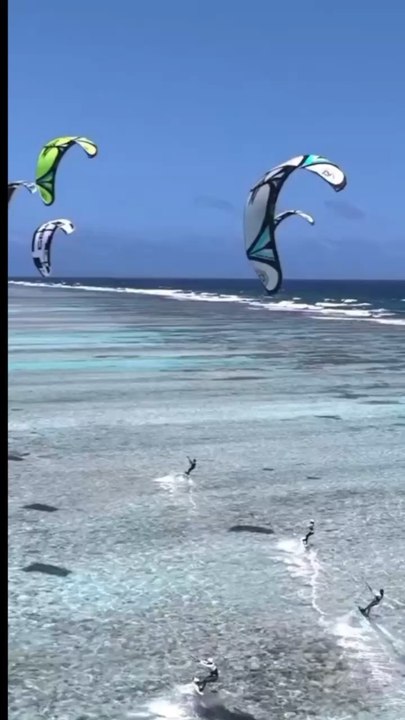 SESSION kitesurf à côté de la plage Los Roques au Vénézuela