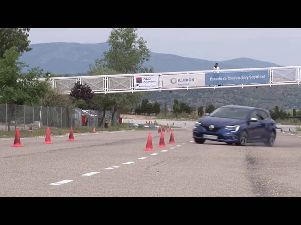 Renault Mégane 5p GT TCe 205 CV. Maniobra de esquiva (moose test) y de eslalon | km77.com