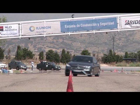 Mercedes-Benz Clase E 220 d 2016. Maniobra de esquiva (moose test) y eslalon | km77.com