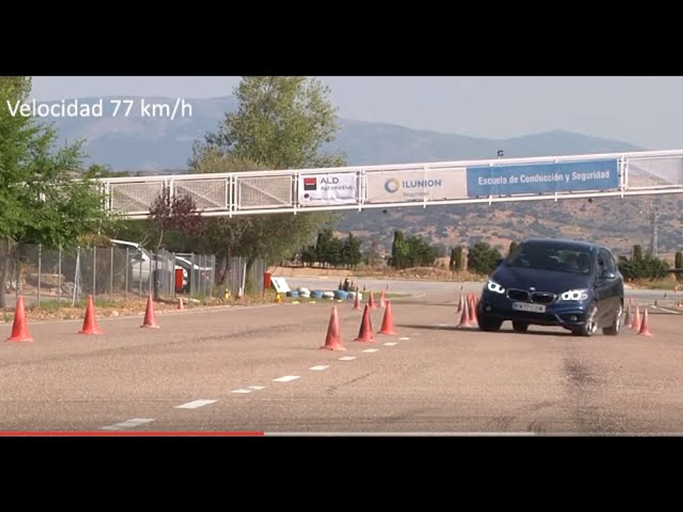BMW 225xe iPerformance Active Tourer. Maniobra de esquiva (moose test) y eslalon | km77.com