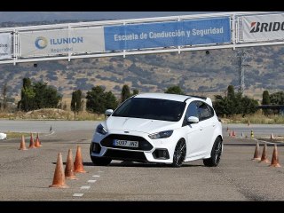 Ford Focus RS 2016. Maniobra de esquiva (moose test) y eslalon | km77