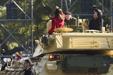 Milei pasea en un tanque en el desfile militar del 9 de julio