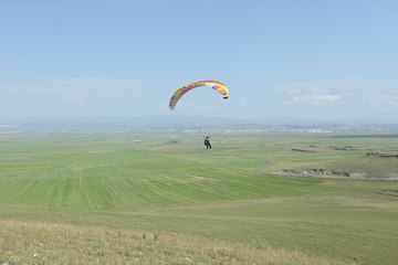 Kars'ın yüksek tepelerinden Yamaç paraşütü atlayışı başladı