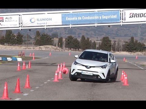 Toyota C-HR Hybrid 122 CV 2017 - Maniobra de esquiva (moose test) y eslalon | km77.com