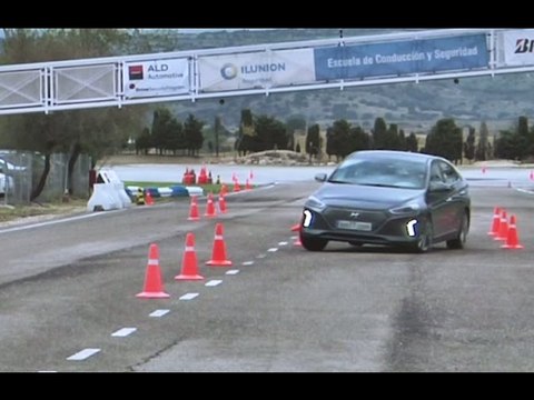 Hyundai IONIQ Híbrido 2016 - Maniobra de esquiva (moose test) y eslalon | km77.com