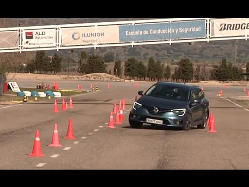 Renault Megane Sport Tourer 2016 - Maniobra de esquiva (moose test) y eslalon | km77.com
