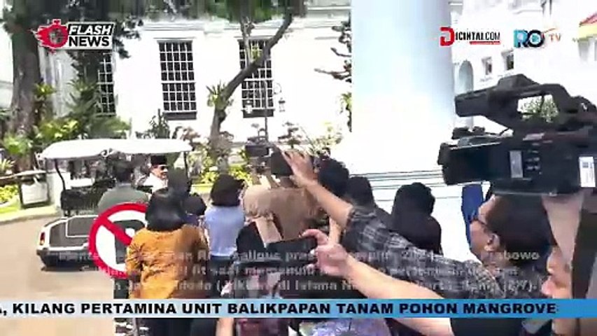 Usai Operasi Cedera Kaki, Prabowo Tampilkan Gaya Silat di Istana