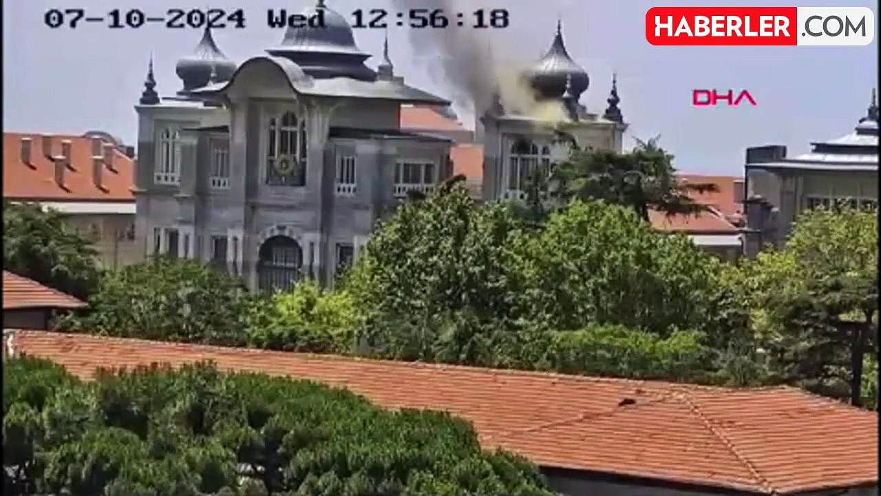 Üsküdar'daki Sağlık Bilimleri Üniversitesi'nde Çatı Katında Yangın Çıktı