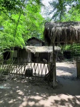Sachant dériver au loin, pourquoi mon cœur est-il toujours dans le même rêve ? Sachant que le monde terrestre est un rêve, pourquoi est-ce que je chéris la douleur ?