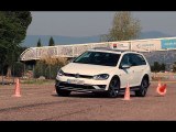 Volkswagen Golf Alltrack 2017 - Maniobra de esquiva (moose test) y eslalon | km77.com