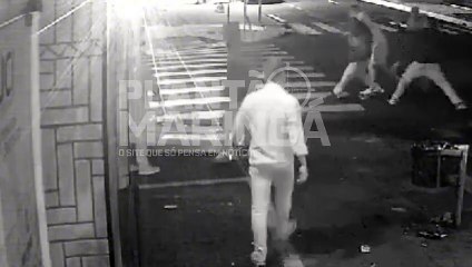 Câmera de segurança flagra vítima sendo agredida e roubada por três homens