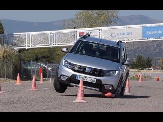 Dacia Sandero Stepway 2017 - Maniobra de esquiva (moose test) y eslalon | km77.com