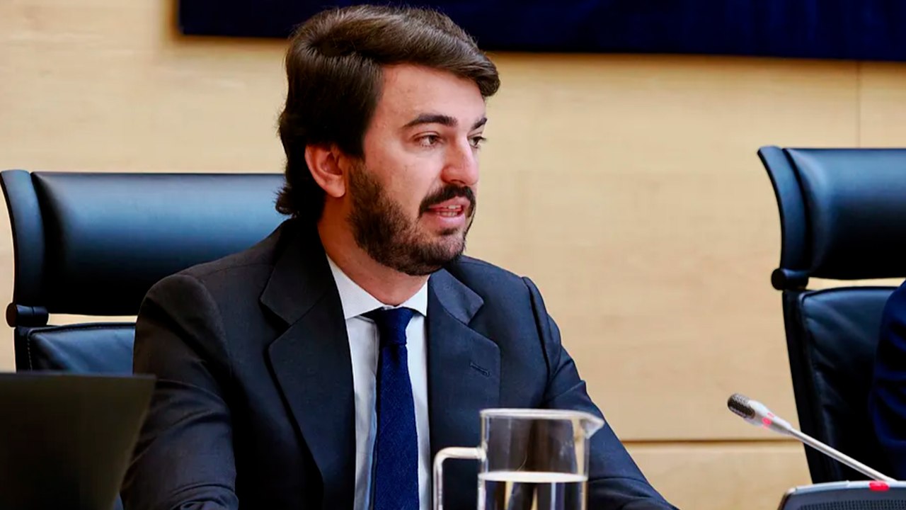 Vox advierte al PP tras aceptar el reparto de menores: "Entre el honor y los barcos, escogemos el honor"