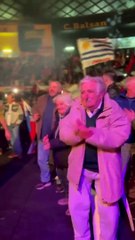 Pepe Mujica bailando en el cierre de la campaña de Frente Amplio