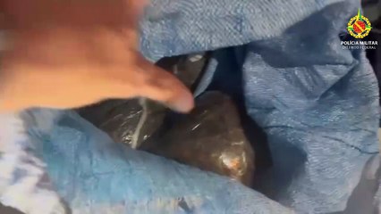 Policias militares encontram mais de 60Kg de drogas escondidas no forro do teto de uma casa no Recanto das Emas