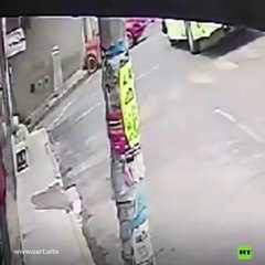 Hombre se salva de morir aplastado por camión sin frenos