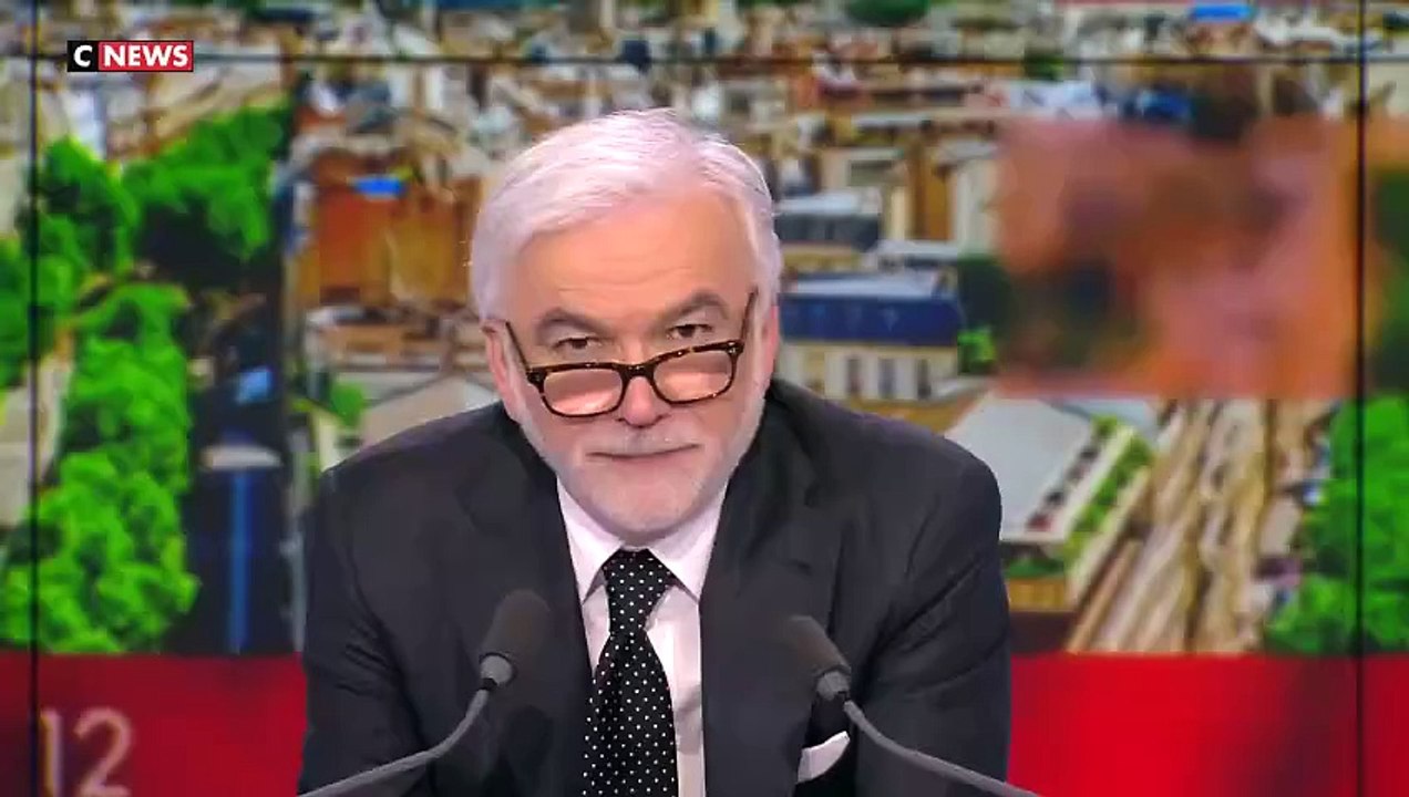 Marine Le Pen : "Emmanuel Macron est en train d...
