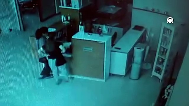 Malatya'daki deprem anı güvenlik kamerasında