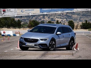 Opel Insignia Country Tourer 2018 - Maniobra de esquiva (moose test) y eslalon | km77.com