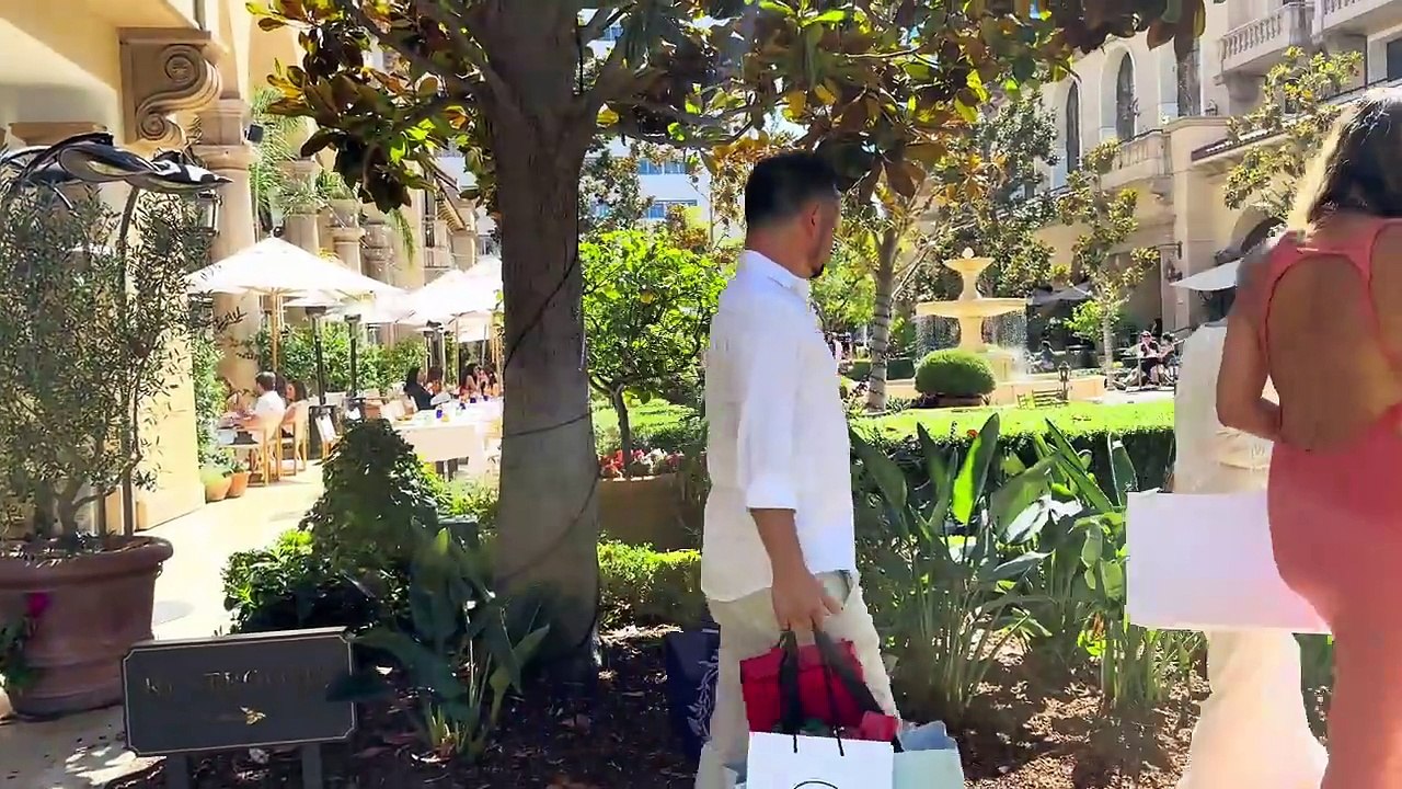 RODEO DRIVE (BEVERLY HILLS) THE HOTTEST PLACE TO SEE AND BE SEEN!