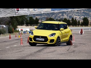 Suzuki Swift Sport 2018 - Maniobra de esquiva (moose test) y eslalon | km77.com