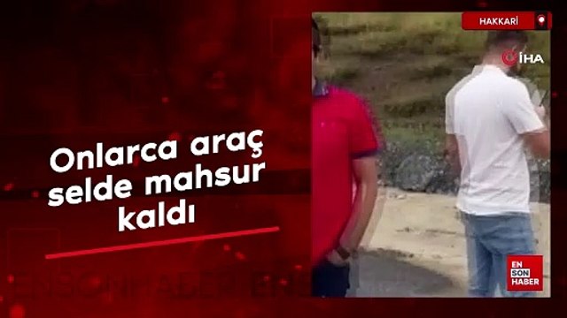 Van-Hakkari karayolunda onlarca araç selde mahsur kaldı