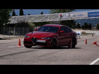 Alfa Romeo Giulia Quadrifoglio 2016 - Maniobra de esquiva (moose test) y eslalon | km77.com