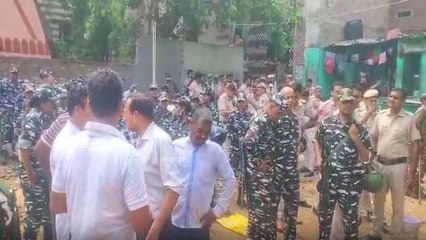 अतिक्रमण को हटाने के लिए मंगोलपुरी इलाके पहुंचा MCD का बुलडोजर, लोगों ने किया विरोध