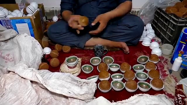 عملية مذهلة لصنع كرات الكريكيت