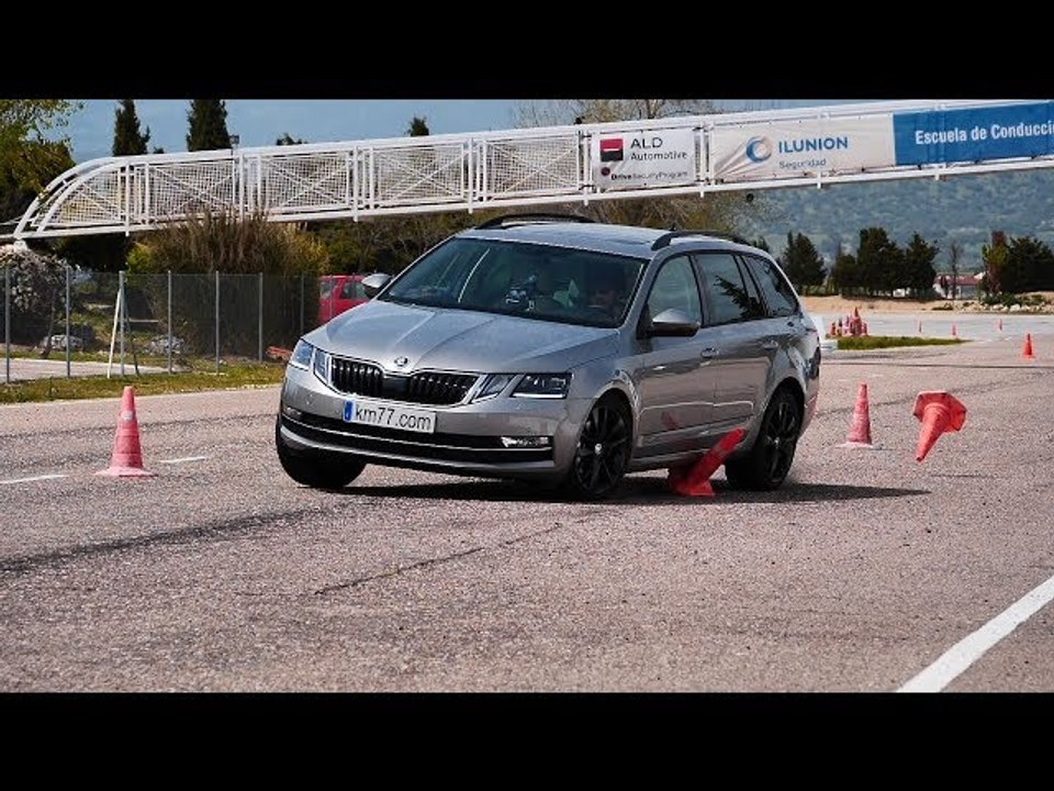 Skoda Octavia Combi (GNC) 2017 - Maniobra de esquiva (moose test) y eslalon | km77.com