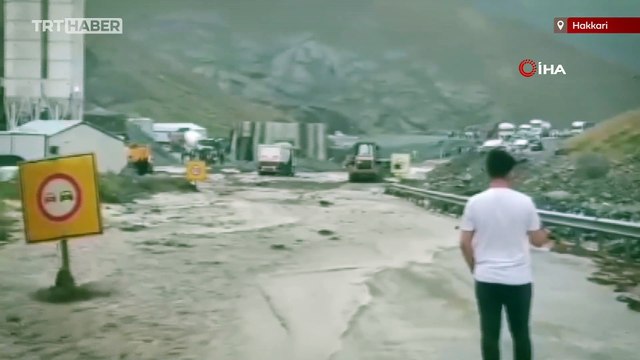 Van-Hakkari yolunda sel: Onlarca araç mahsur kaldı