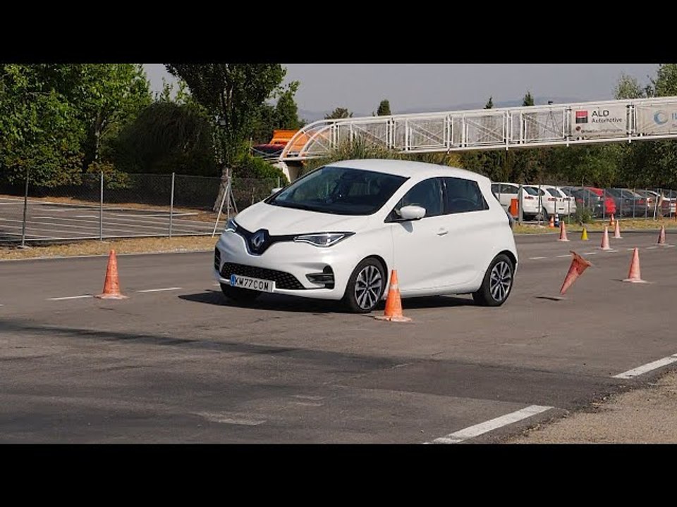 Renault Zoe 2020 - Maniobra de esquiva (moose test) y eslalon | km77.com