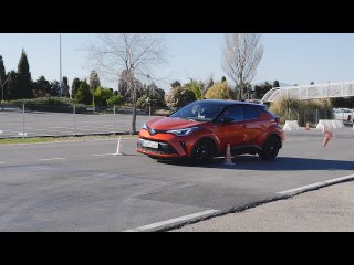Toyota C-HR  2020 - Maniobra de esquiva (moose test) y eslalon | km77.com