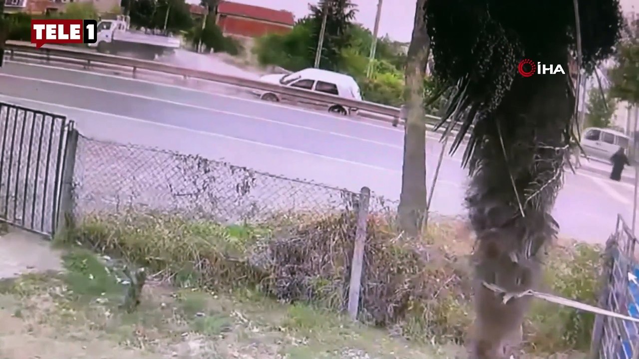 Sakarya'da feci kaza! Yaya geçidinde anne ve iki çocuğuna otomobil çarptı