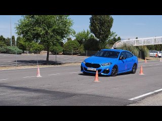 BMW M235i xDrive 2020 - Maniobra de esquiva (moose test) y eslalon | km77.com