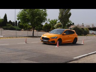 Ford Focus ST 2019 - Maniobra de esquiva (moose test) y eslalon | km77.com