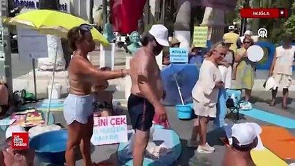 Bodrum'da denize giremediklerini öne süren grup belediye meydanında güneşlendi